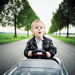 Papa, maman, moi aussi je veux conduire comme un grand !